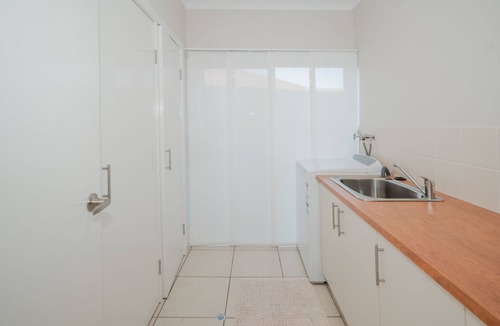 Hillvue House | Golf Course Retreat – 3BR Family Home with Stunning Views