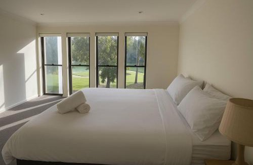 Robina House | Golfside Escape – Stylish 3BR Townhouse in Robina