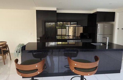 Robina House | Golfside Escape – Stylish 3BR Townhouse in Robina