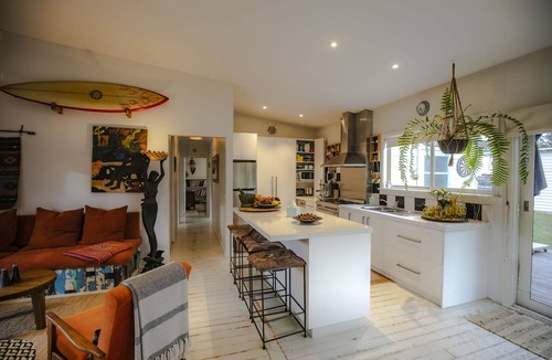 Point Leo House | Gorgeous Beach Frontage Home with Wood Fired Pizza Oven POINT LEO - Pet Friendly