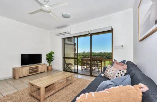 Larrakeyah Apartment | Gorgeous Golf Course views from top floor