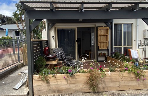 Aldinga Beach Apartment | Gorgeous Tiny home/Loft conversion, large deck, sea views, BBQ, use of pool