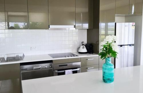 City West Apartment | Grand 2BR between ANU and City - Hosted by Canstay