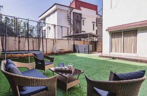 Panchgani Villa | Grande Montana by StayVista - Luxurious Hillside Villa featuring Pool, Theater, and Games Room