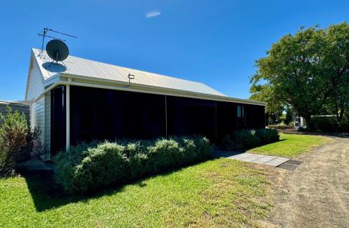 Dargal Road Villa | Grapeview Cottage at Western Queensland Spirit