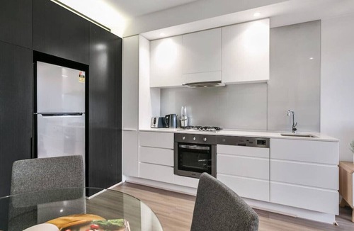 Prahran Apartment | GRATTAN Prime Location - Walk to Cafes, Shops, Parks