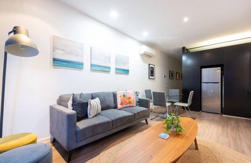 Prahran Apartment | GRATTAN Prime Location - Walk to Cafes, Shops, Parks