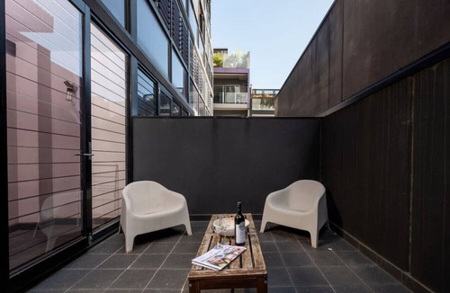 Prahran Apartment | GRATTAN Prime Location - Walk to Cafes, Shops, Parks