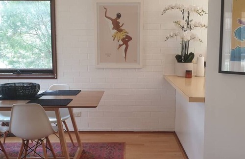Lyneham Apartment | Great Location 2Bed 1Bath w/ Parking close to CBD