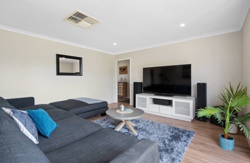 Hannans House | Great Location, large Spacious house, cosy log fire & luxury spa bath