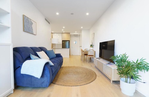 Griffith Apartment | Griffith Apartment - Prime Location, Courtyard, Gym