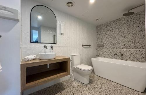 Batehaven Apartment | Ground Floor Spa Apartment Corrigans Cove