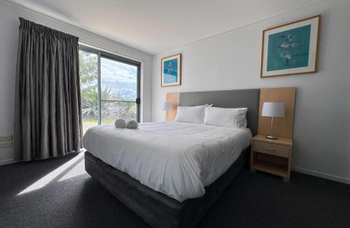 Batehaven Apartment | Ground Floor Spa Apartment Corrigans Cove