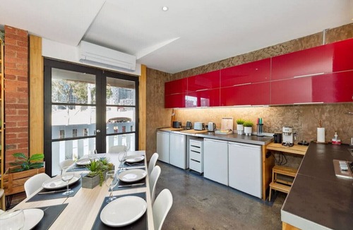 Melbourne Central Business District Apartment | Groups welcome! Opp Vic Markets. Tram on doorstep