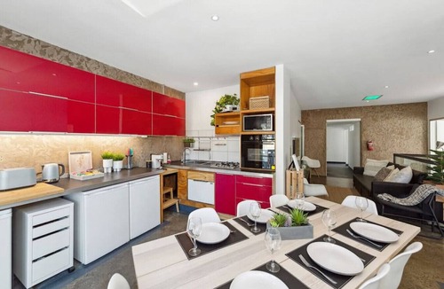Melbourne Central Business District Apartment | Groups welcome! Opp Vic Markets. Tram on doorstep