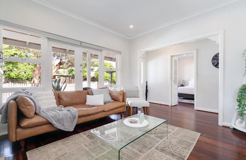 Guildford House | Guildford Cottage Swan BnB Management