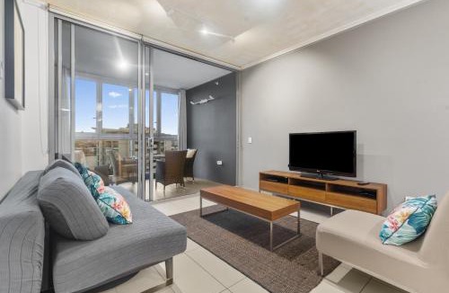 Hamilton Apartment | Hamilton Riverview Apt with Balcony & Pool