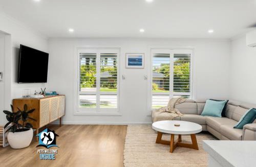Encounter Bay House | Hampton's Style Holiday Retreat - close to the beach!