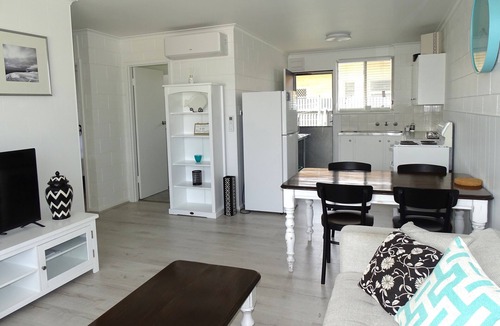 Port Vincent House | "Hamptons" self-contained holiday unit. Walk to beach and shops