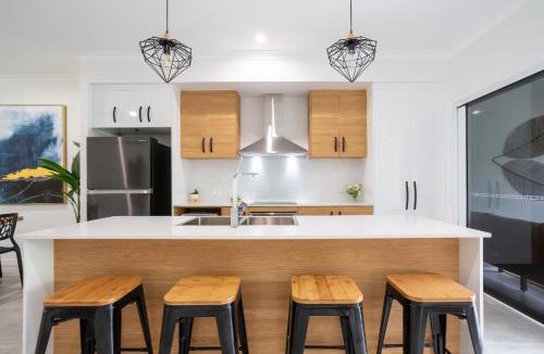 Edge Hill House | Hamptons Spa Villa - Edge Hill Cairns sleeps 9 Pet Friendly