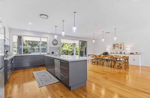 Terrigal House | Hamptons Style | Heated Pool, Acres, Sleeps 8