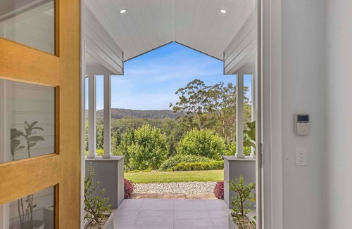 Terrigal House | Hamptons Style | Heated Pool, Acres, Sleeps 8