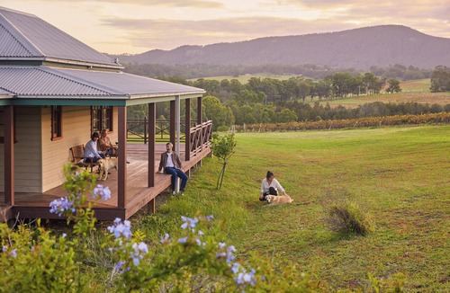 Pokolbin House | Hanging Tree Homestead - vineyard views, nature & farm animals. Pet-Friendly!