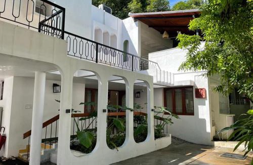 Thousand Lights West Bed & Breakfast | Hanu Reddy Residences - Nawab Habibullah Avenue