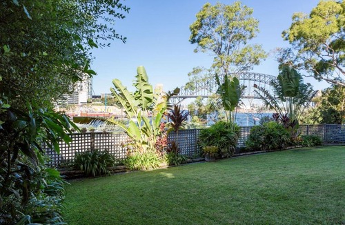 McMahons Point Apartment | Harbourfront Art Deco Hall - Sought-after in Sydney