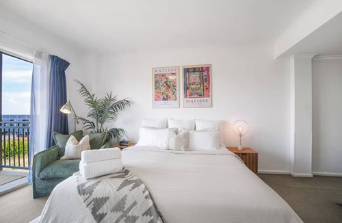 Darling Harbour Apartment | Harbourside Apartment in Pyrmont Premium amenities: Pool, Gym, Sauna & Parking