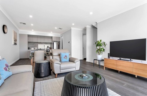 New Port Villa | Harbourside Haven | Panoramic Views, Wi-Fi, Luxury