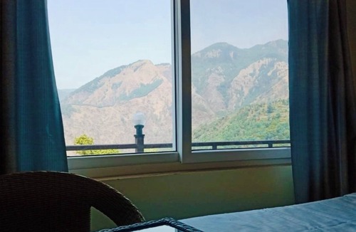 Naina Range Hotel | Harika Palace hidden awayfrom city chaos
