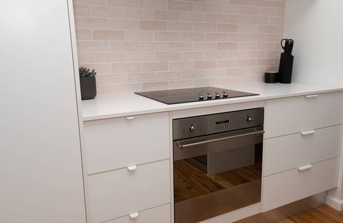 Bletchington House | Haven on Hill - Modern & Charming, Touch of Pink