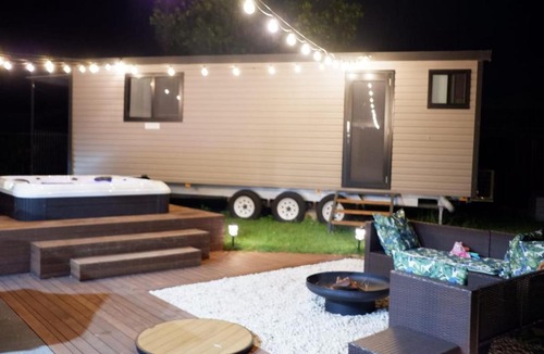 South Nowra House | Havenly Stay A Tiny Home Central Location with Firepit & Spa