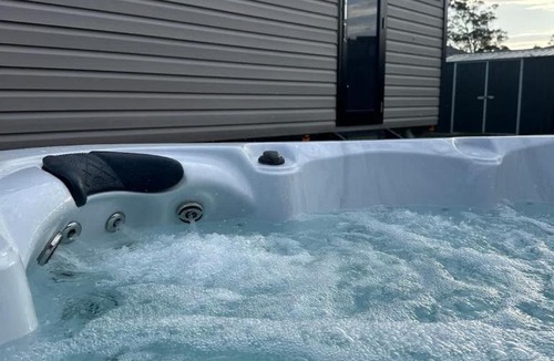 South Nowra House | Havenly Stay A Tiny Home Central Location with Firepit & Spa