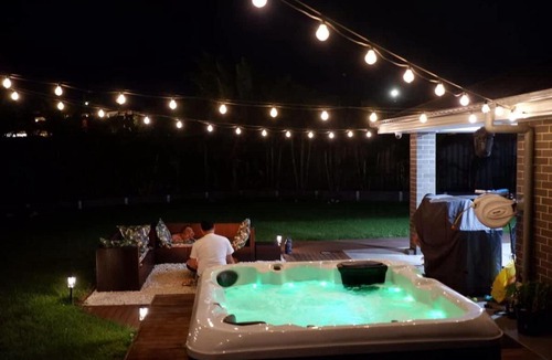 South Nowra House | Havenly Stay A Tiny Home Central Location with Firepit & Spa
