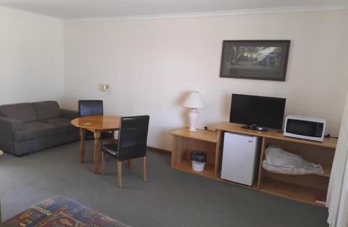 Wonoka Hotel | Hawker Outback Motel