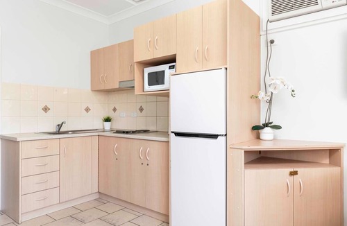 Glenelg Apartment | Hazel's Hideout: 1 BDRM Glenelg