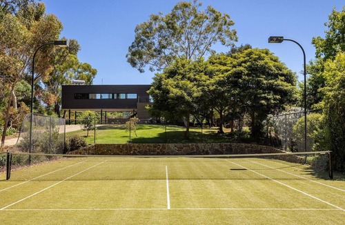 Flinders House | Heated Plunge Pool and Tennis Court - Flinders