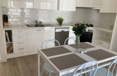Frankston East House | Heatherhill Cottage - Mornington Peninsula Gateway