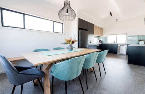 Moonta Bay House | Helios Heights - Modern 2 storey, Off Peak Special available