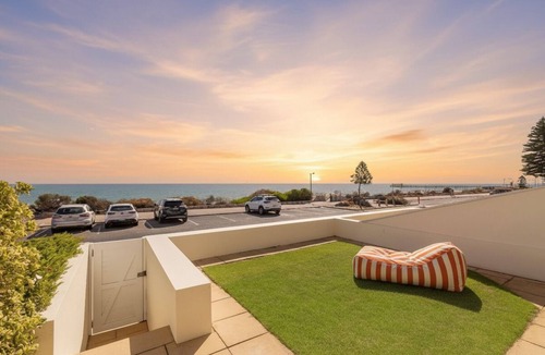 Henley Beach House | Henley Beachfront Luxury Home With Sauna Just 200m From Henley Square!