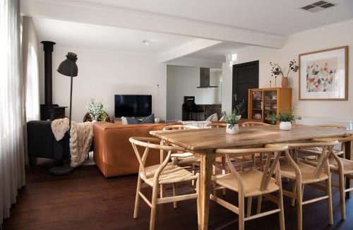 Hepburn Springs House | Hepburn Springs Retreat- stylish & light-filled