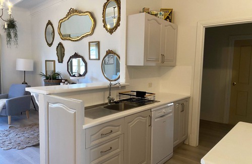 Broken Hill House | Heritage charm with modern conveniences | Pool & Spa Bath.