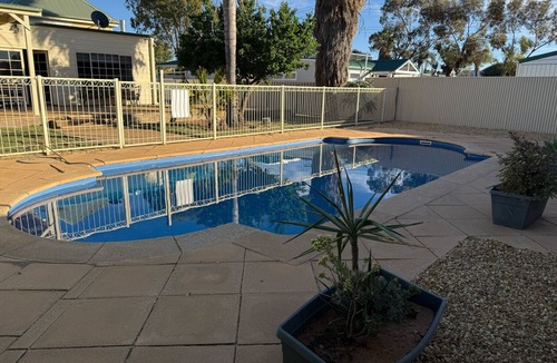 Broken Hill House | Heritage charm with modern conveniences | Pool & Spa Bath.