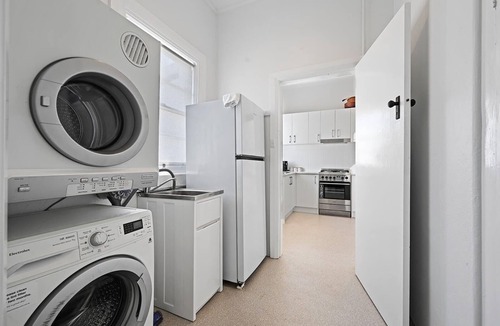 Orange House | Heritage Oasis on Kite - Short Walk to CBD