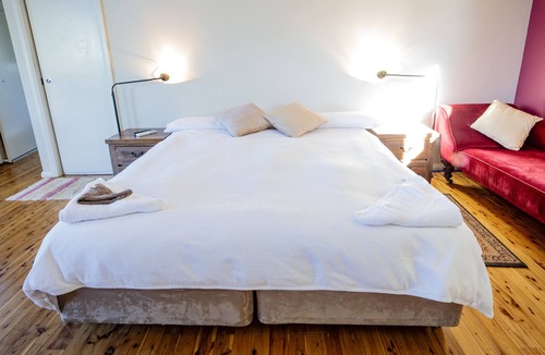 Cumboogle Apartment | Heritage Studio with shared kitchen, short drive to zoo, rural setting
