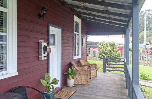 Pemberton Cottage | Heritage Timber Cottage - close to shops & amenities