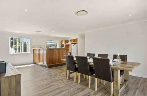 Maloneys Beach House | Hibiscus Close Beach Front Living