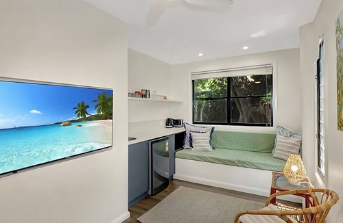 Valla Beach House | Hibiscus Hideaway Valla Beach 4BR home w/two verandahs